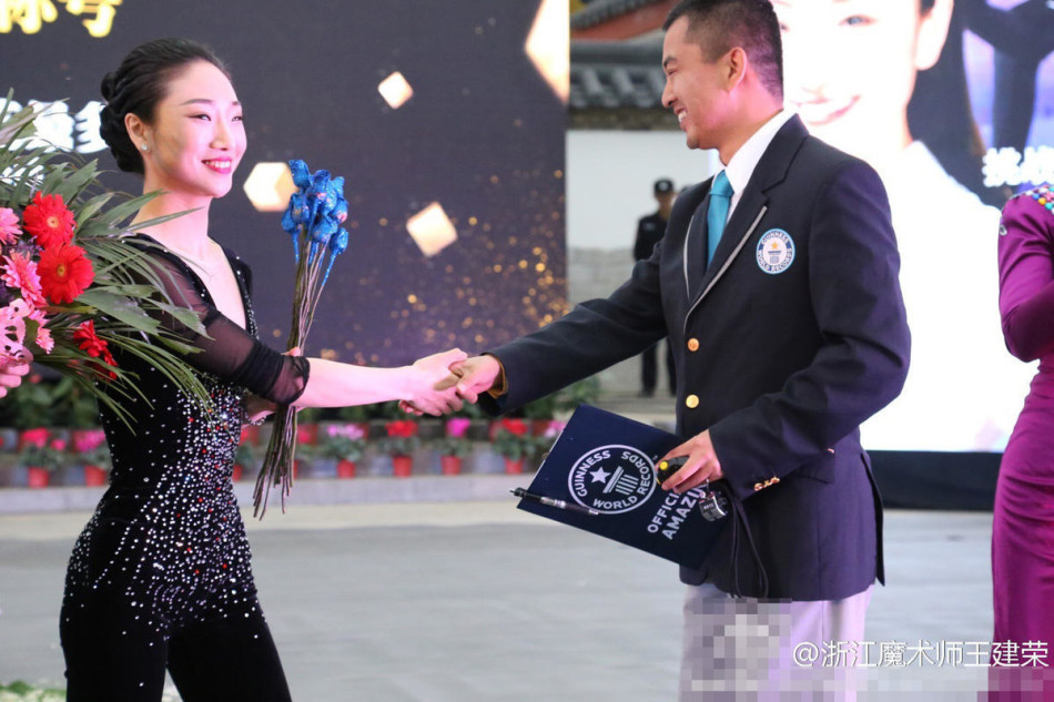 中国柔术女王肉丝装献技 各种姿势都能来!(组图)