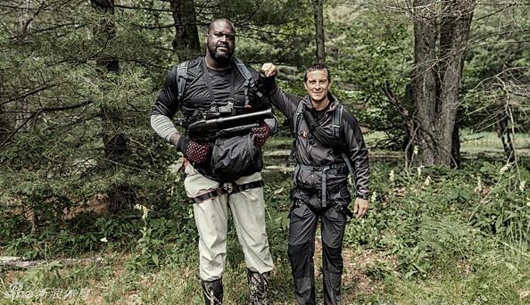 走出了荒野的荆棘，贝尔与姚明身着正装，在英国威廉王子的接见中展现出另一番风采。这一刻，荒野的粗粝化为荣誉的勋章，三人相谈甚欢，共同传递着探索与环保的理念。