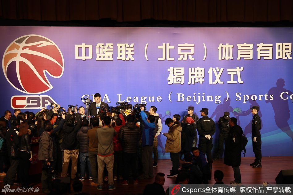 面对众多媒体的话筒和摄像机，姚明在采访中从容淡定，眼神坚定而诚恳，他用富有哲理的语言分享着对联赛未来的构想，让人感受到这位新晋副董事长思考的深度。