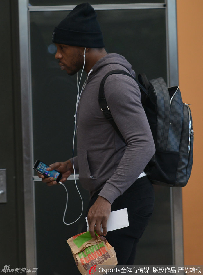 “功夫熊猫”韩德君弯下高大的身躯，像一座温暖的小山一样与热情的球迷合影，憨厚朴实的笑容里写满了对球迷宠爱的感激。