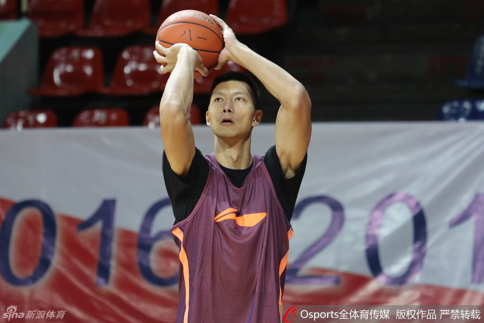 大外援布泽尔在低位秀出细腻手感，以一记轻盈的抛投完成进攻，仿佛穿越回巅峰时期。