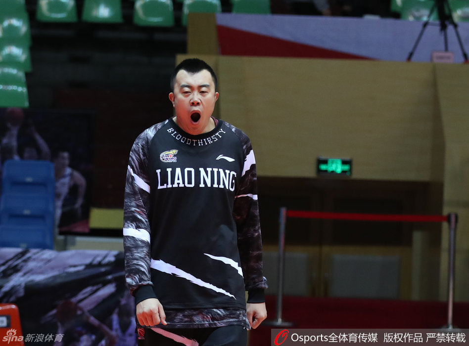 队内训练间隙，身高臂长的韩德君也露出了凡人的一面，他忍不住打了个哈欠，憨态可掬的样子引得队友忍俊不禁，也让更衣室的气氛更加融洽。