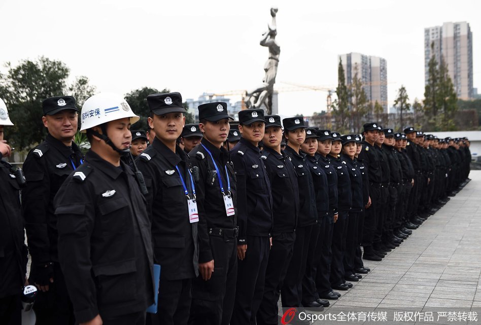 夕阳余晖下，四川省体育馆外气氛凝重，数十名身着统一制服的安保人员整齐列队，一场焦点之战的序幕即将拉开。