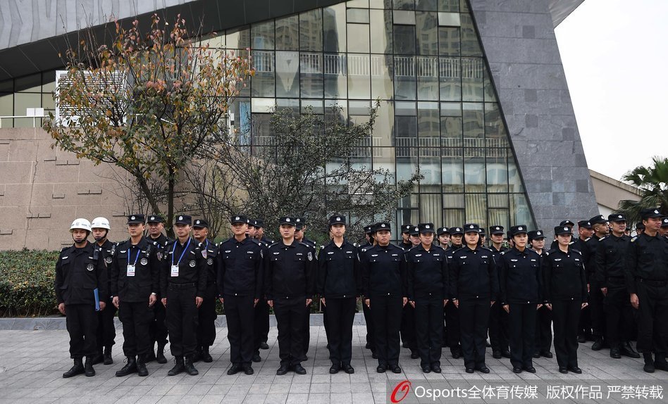 天色渐暗，华灯初上，场馆外的执勤警力丝毫不敢懈怠，他们精神抖擞地站在警戒线旁，目光如炬地注视着来往的人群。
