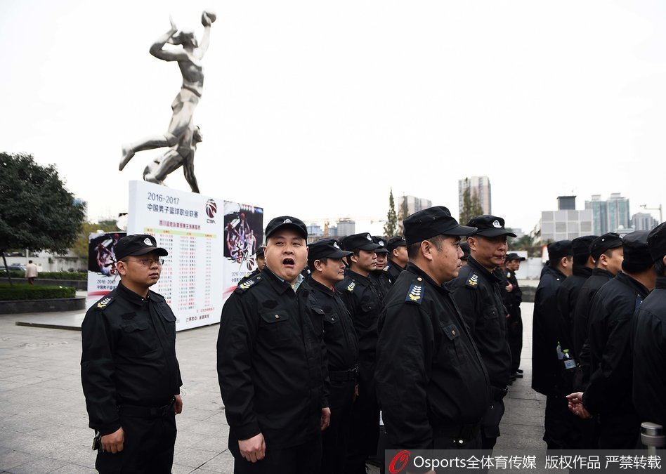 喧嚣散尽，体育馆大门缓缓关闭，门前的安保人员依旧站得笔直，他们用一整夜的坚守，为这场焦点战役画上了一个圆满的句号。