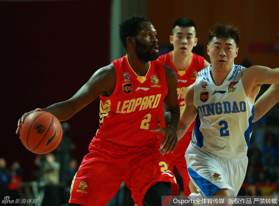 深圳队的防守铁闸何忠勉如同猎豹般紧贴对手，他精准地预判传球路线，用一记干净利落的抢断试图为球队发动闪电反击。