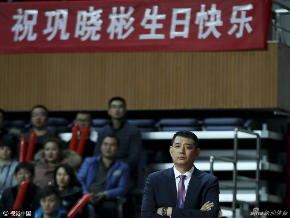 深圳与青岛的比赛进行到白热化阶段，青岛队球员张骋宇持球高速突破，深圳队的防守球员紧贴着他，两人身体发生对抗，张骋宇的眼神坚定，这一场他砍下23分，几乎凭借一己之力扛起球队的进攻大旗。