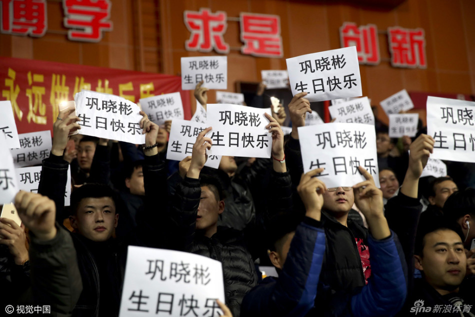 青岛队外援琼斯在比赛中持球突破，面对深圳队两名防守球员的包夹，他试图强行上篮，但动作显得有些犹豫，这场比赛他状态全无，全场仅得到4分，辜负了主教练生日夜对他的期望。