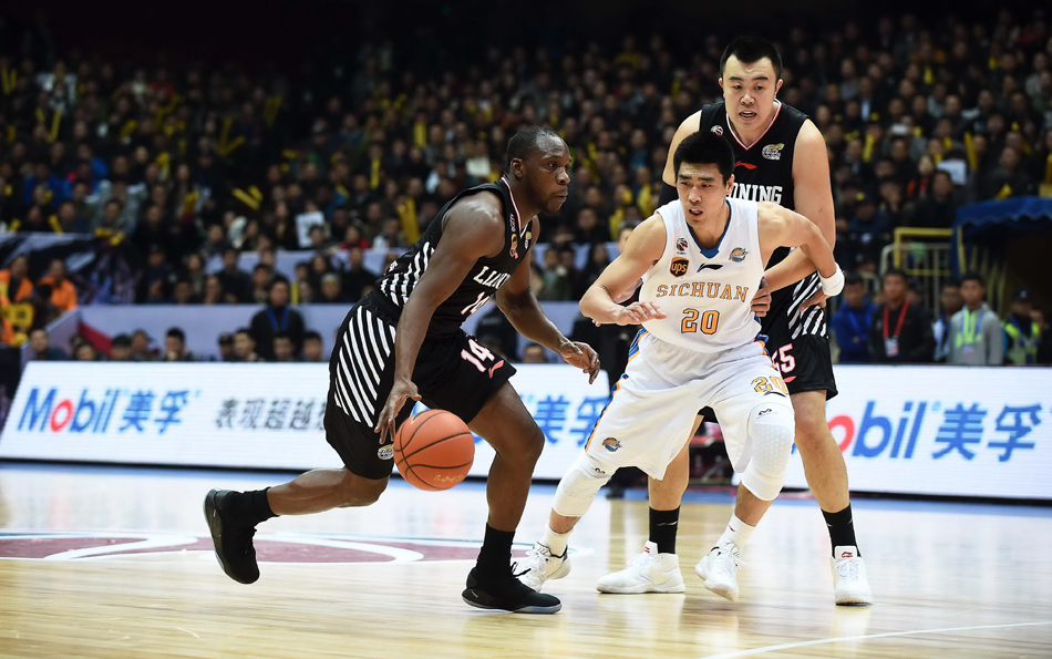 哈德森面对防守强行突破上篮，身体在空中完全舒展