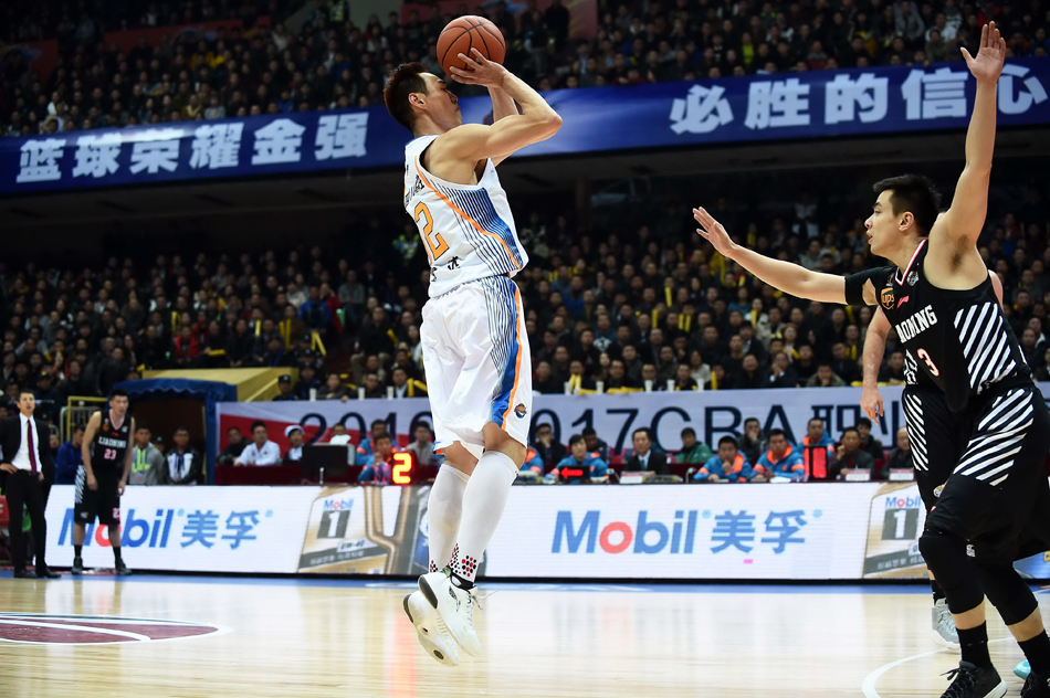 辽宁队庆祝胜利，背景板上的比分记录下这场酣畅淋漓的复仇之战