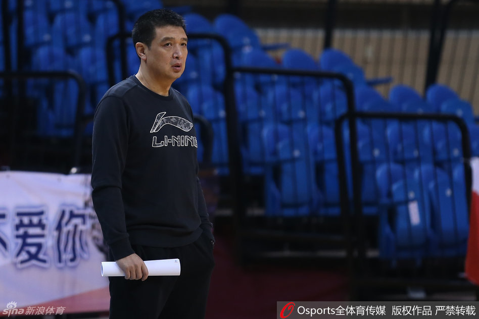 大外援莫里斯在训练间歇露出搞怪表情，夸张的五官和肢体语言，为严肃的训练场带来一丝轻松诙谐。