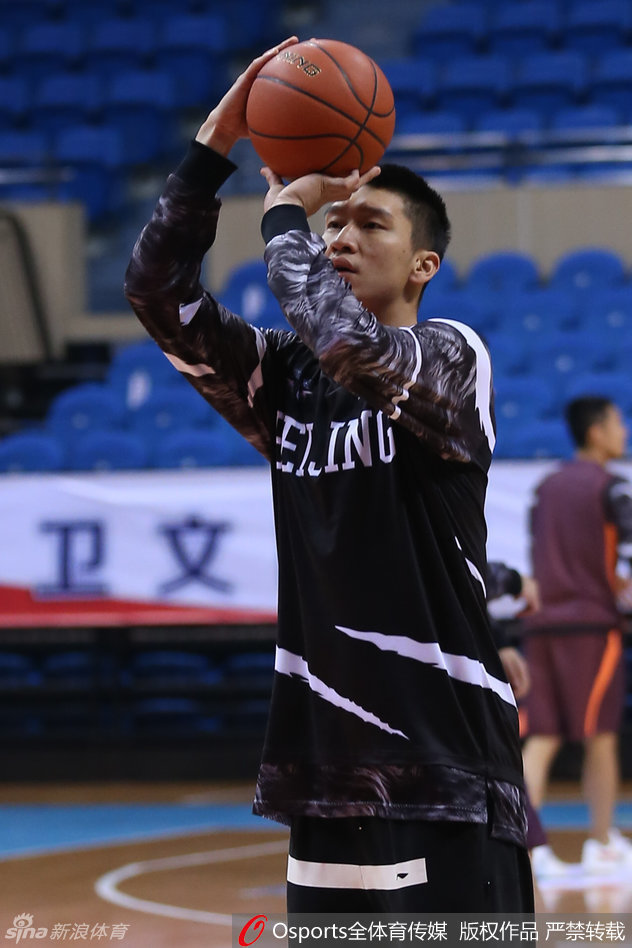 老将张庆鹏稳扎稳打地进行投篮训练，手臂肌肉线条分明，投射精准，彰显着CBA老兵的不死传奇。