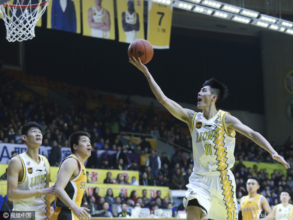 富兰克林飞身拼抢地板球，即便倒地也要将球权揽入怀中