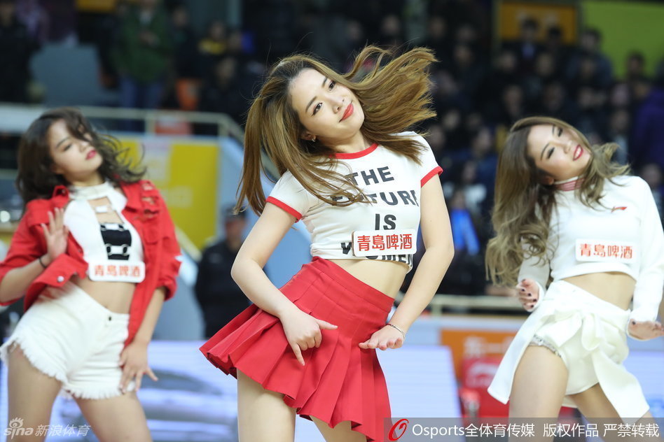 同曦宝贝在场上卖力热舞，香肩微露，动感的舞姿与专注的神情感染了每一位观众