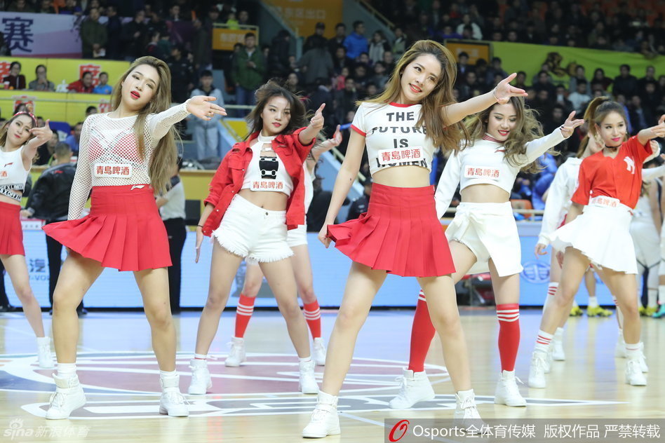 广州宝贝在热舞中精准瞄准镜头，眼神坚定有力，展现出职业啦啦队员的专业素养