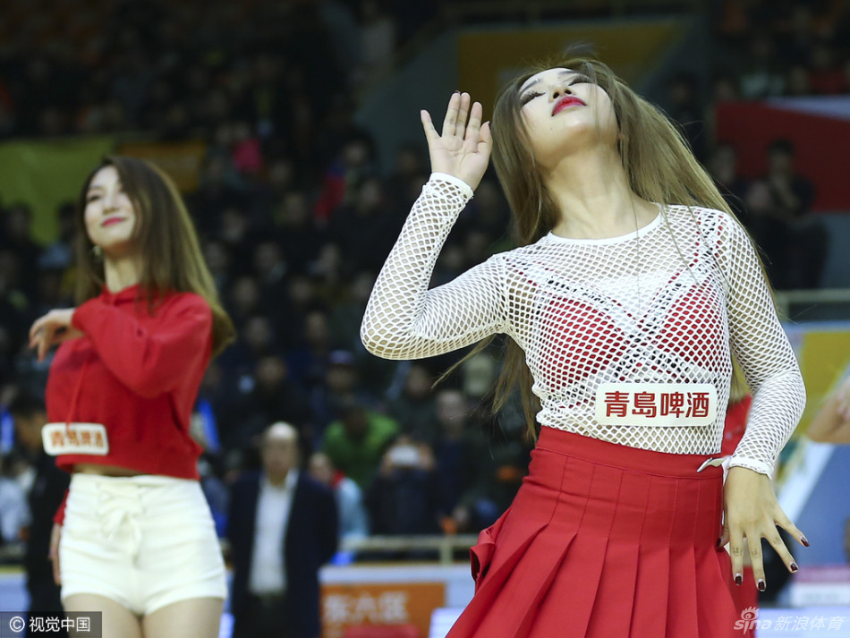 广厦宝贝身着性感装束，在聚光灯下展现出自信与活力，眼神中透着青春的闪亮