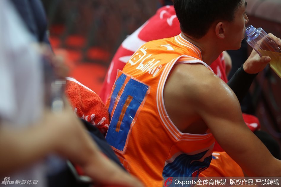 刘晓宇身穿用胶带临时改制的10号球衣登场，背后的名字和号码在灯光下反射出独特的光芒，他本人也忍俊不禁。