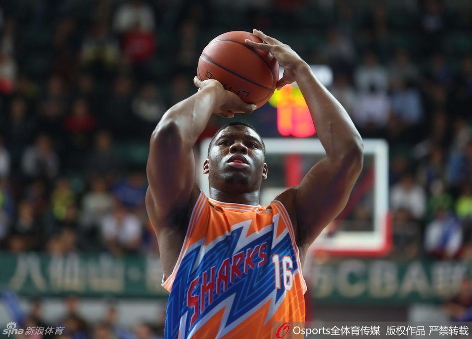 曾文鼎在高位持球观察队友跑位，他准备将球传给反跑切入的刘晓宇，展现了他作为策应型中轴的视野。