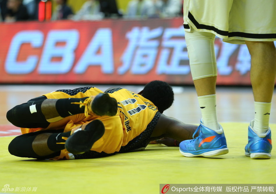 福特森如尖刀般杀至篮下，面对长人防线强行上篮