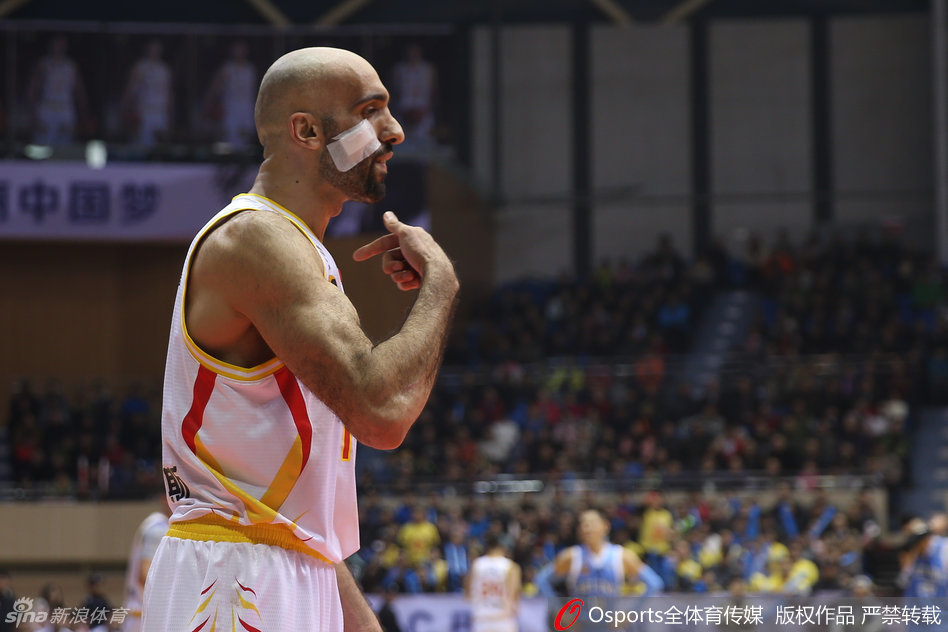 马布里霸气伸出食指,眼神凌厉,向全场宣告:这里由我掌控,胜利必将属于北京。