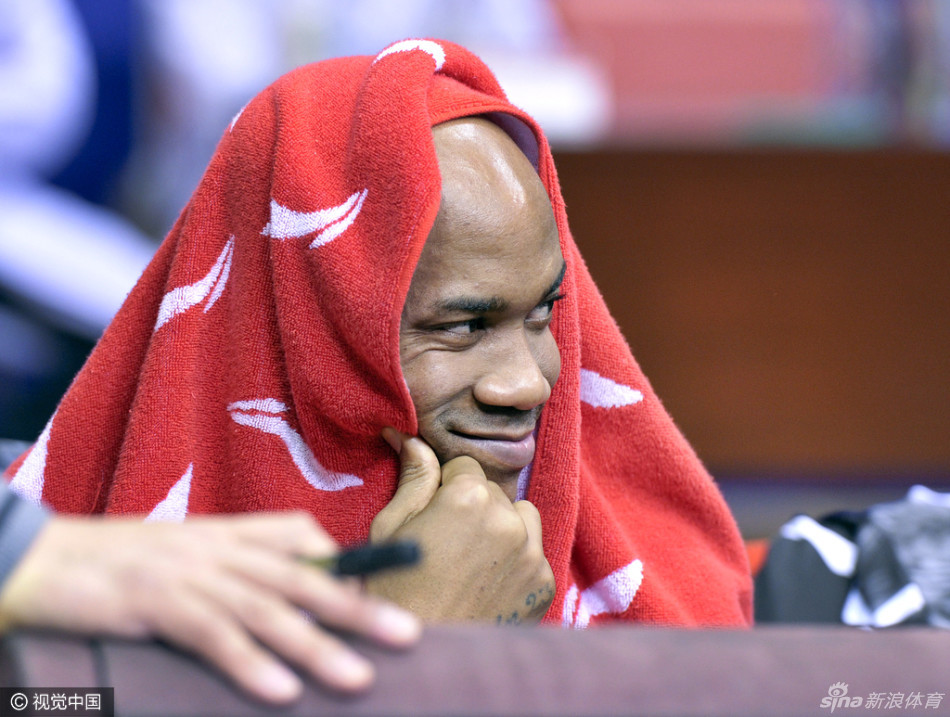 老马运球戏耍防守,嘴角露出狡黠一笑,仿佛在说'胜利尽在掌握'。