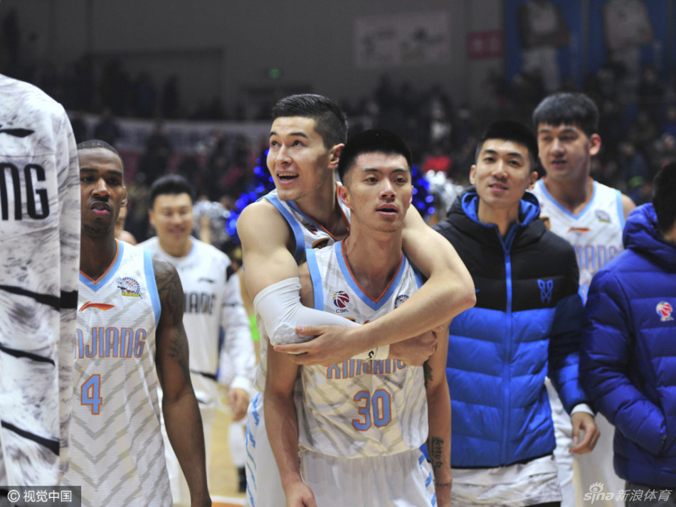 新疆广汇男篮外援本蒂尔在终场哨响后握拳怒吼，与身旁的队友激情撞胸庆祝这场来之不易的逆转大胜，现场气氛瞬间被点燃。