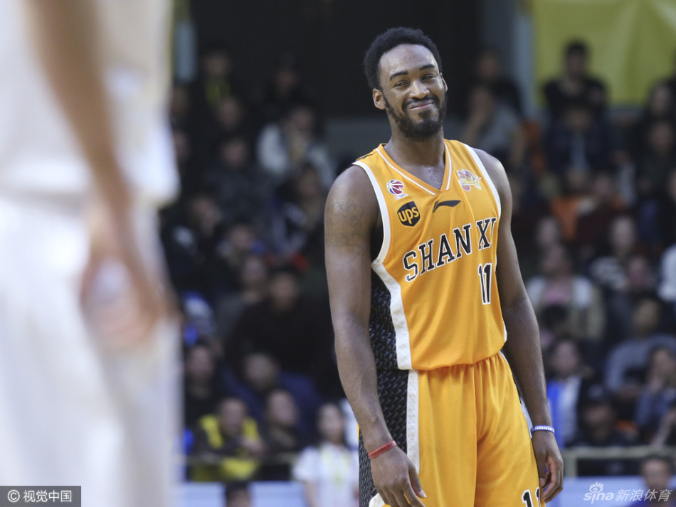 刘铮飞身救球，展现出“女娲补天”般的顽强防守精神