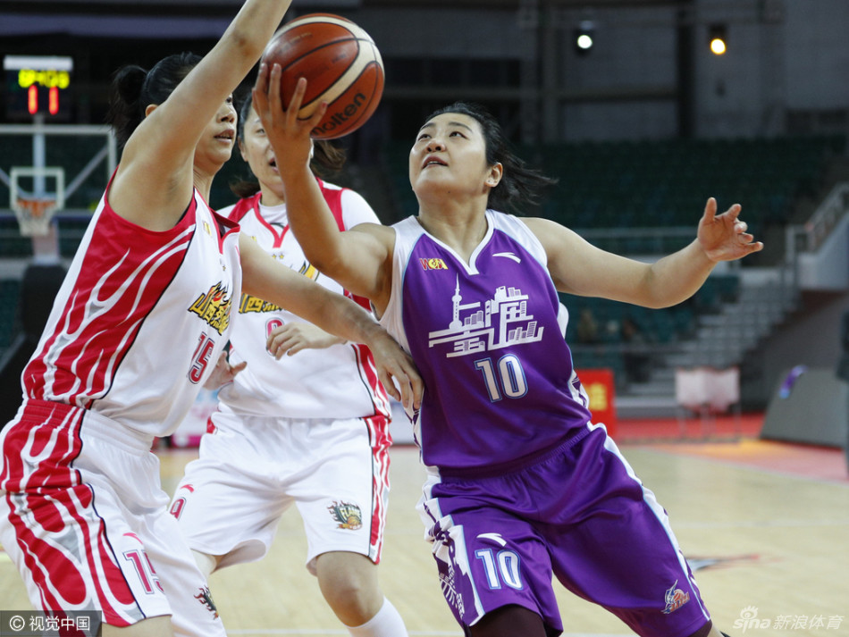 开场跳球瞬间，山西队与上海队的球员高高跃起，指尖几乎同时触到皮球，如同两支离弦之箭，拉开了这场龙争虎斗的序幕。