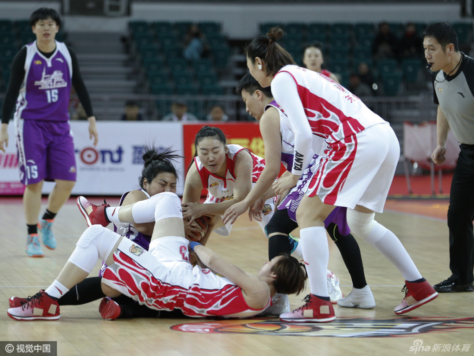 山西队核心球员吴迪面对上海队郇欢的贴身防守，眼神坚毅地寻找突破良机，仿佛猎豹在等待致命一击的瞬间。