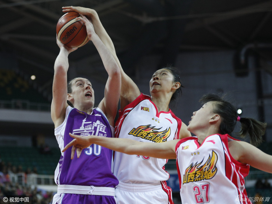 山西队外援在失去平衡的情况下，依然艰难地将球传给空位的队友，团队篮球的精神在这一刻闪耀光芒。