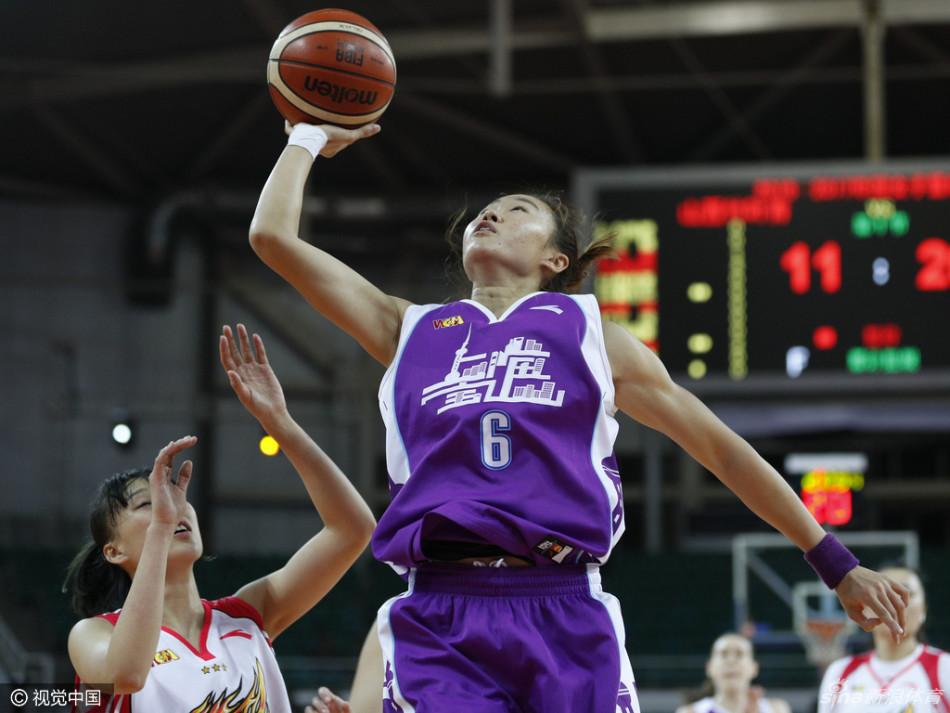 山西女篮替补席全体起立，为队友的一次精彩抢断欢呼雀跃，整个团队的激情与热血在此刻凝聚。