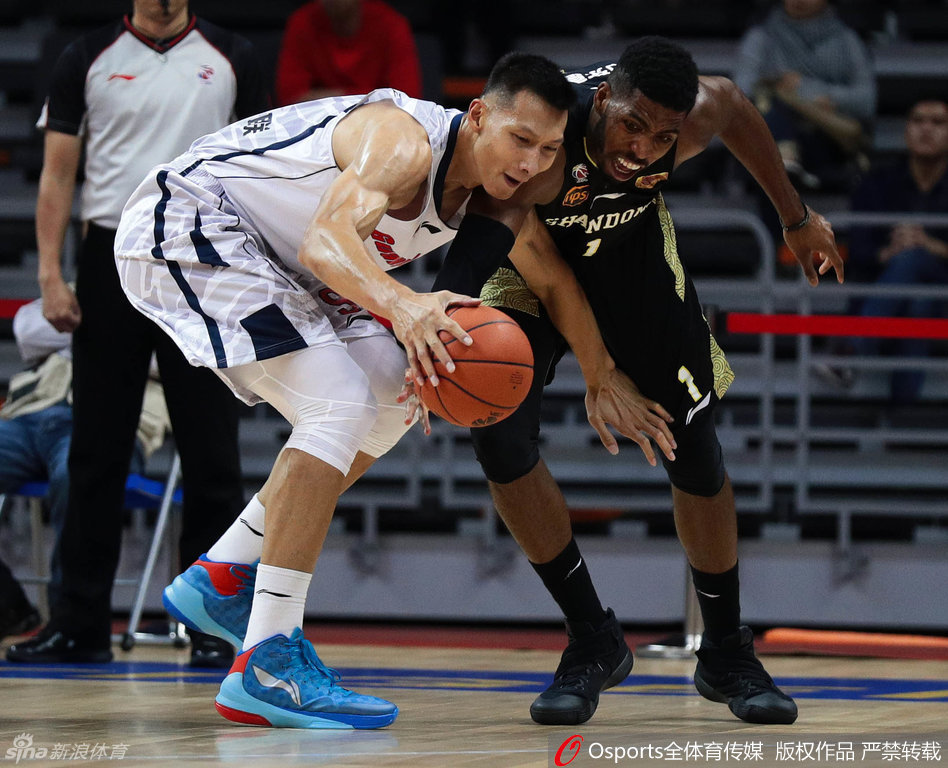 易建联高高跃起，单手将球砸入篮筐，防守他的球员只能望球兴叹，背景是模糊的观众席，定格了这记势大力沉的扣篮瞬间