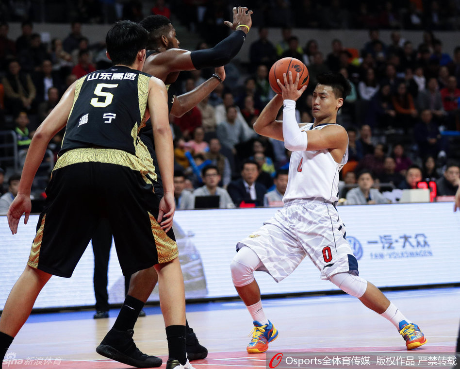 布泽尔在低位背身单打，利用厚实的身体顶开防守者，完成了一记漂亮的小勾手，球出手的瞬间指尖充满了柔和的感觉