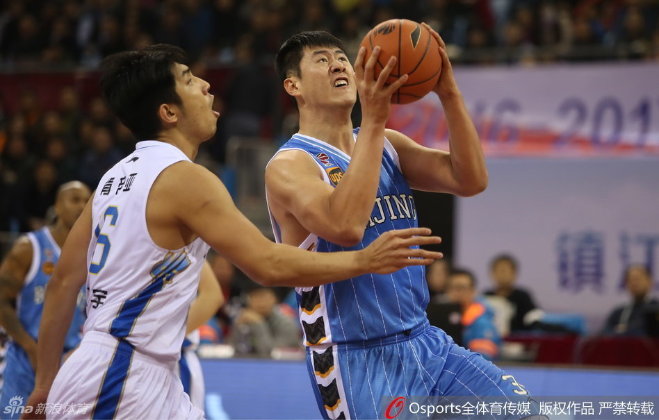 朱彦西底角接球，稳稳出手命中绝杀三分，全场沸腾，队友们疯狂涌上庆祝这来之不易的胜利。