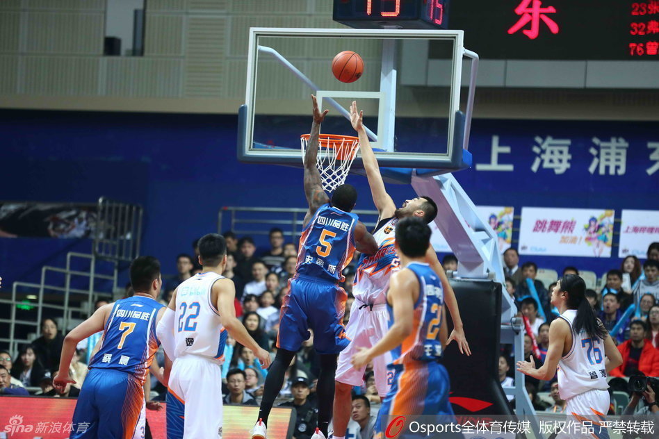 张兆旭与孟达在内线展开激烈的肌肉碰撞，两人手臂纠缠，青筋暴起，仿佛两头争夺领地的雄狮，空气中都弥漫着对抗的火药味。