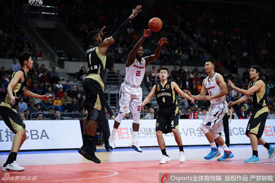 完成精彩得分后，易建联在周湛东等队友的簇拥下走向替补席，他们互相击掌鼓励，团队氛围十分热烈