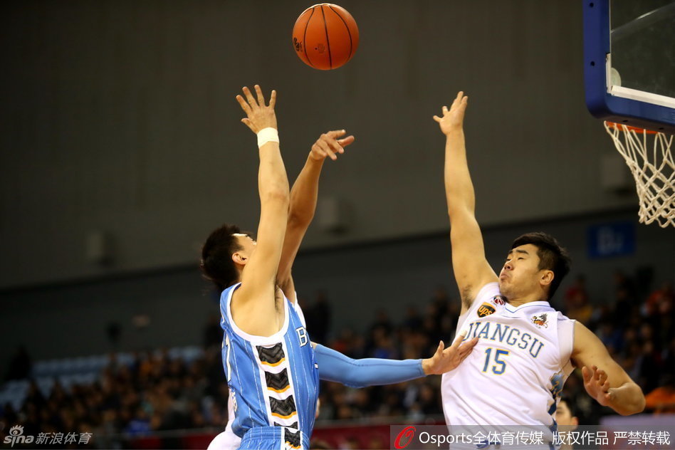 兰多夫·莫里斯在罚球线附近持球，面对防守球员，他神情专注，准备用标志性的中投为球队续上火力。