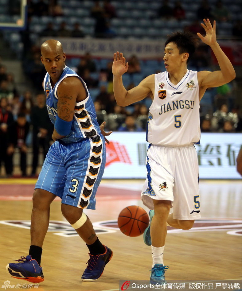 “张三疯”张庆鹏运球突破，眼神坚毅，他正要用自己不讲理的三分球为球队的逆转添上一把烈火。