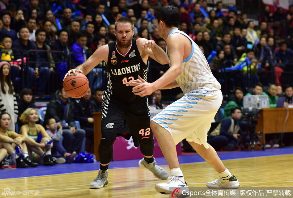 新疆队掀起快攻狂潮，多名球员如离弦之箭般冲向辽宁队半场，掀起黄色风暴