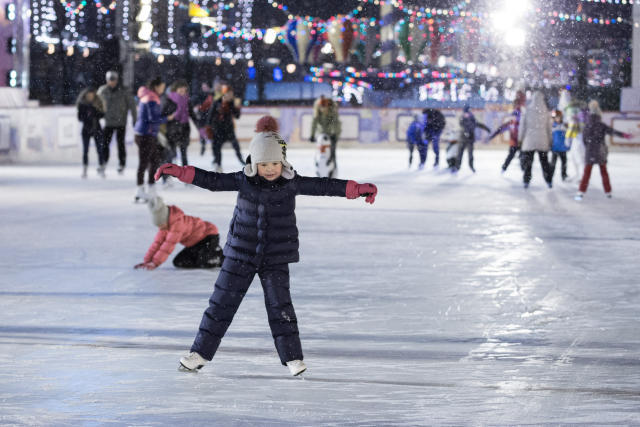 莫斯科红场溜冰场向公众开放 民众体验户外乐趣