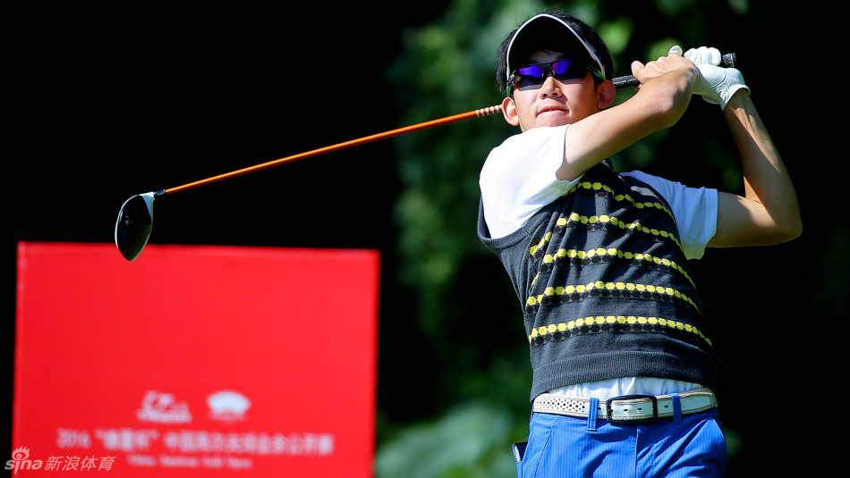 日本选手三仓城生全神贯注，在观澜湖球场的果岭边仔细审视推杆线路