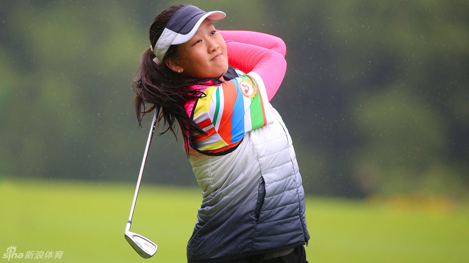 赛事裁判与工作人员在赛场边专注工作，保障这场国家级业余巅峰之战的顺利进行