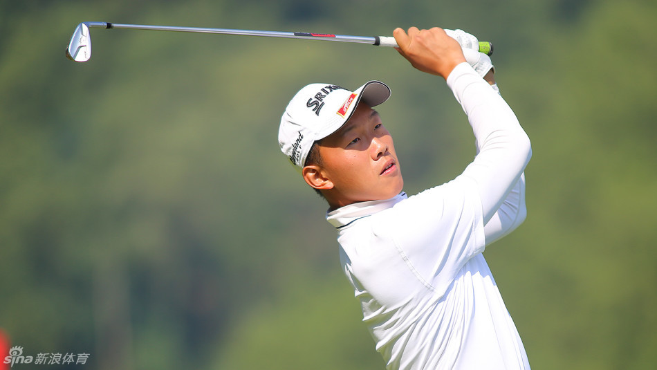 中国少年张俊斌在球道上沉稳挥杆，白色小球划破天际飞向果岭