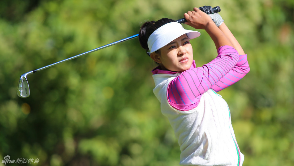 参赛选手们穿梭于如画般的林地球道之间，角逐中国业余高尔夫的最高荣誉