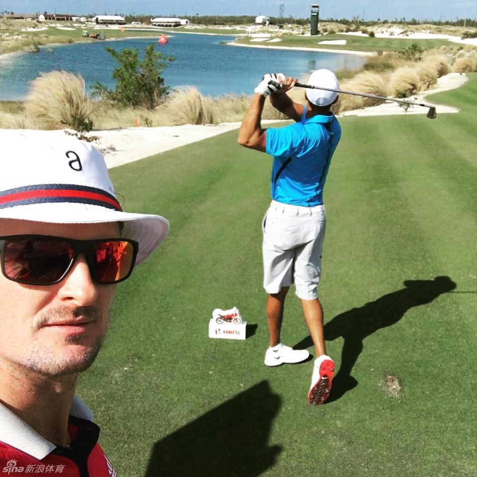 贾斯汀-罗斯与老虎伍兹在练习轮中并肩而行，边走边认真交流技术，展现了顶级球手之间的尊重与友谊。