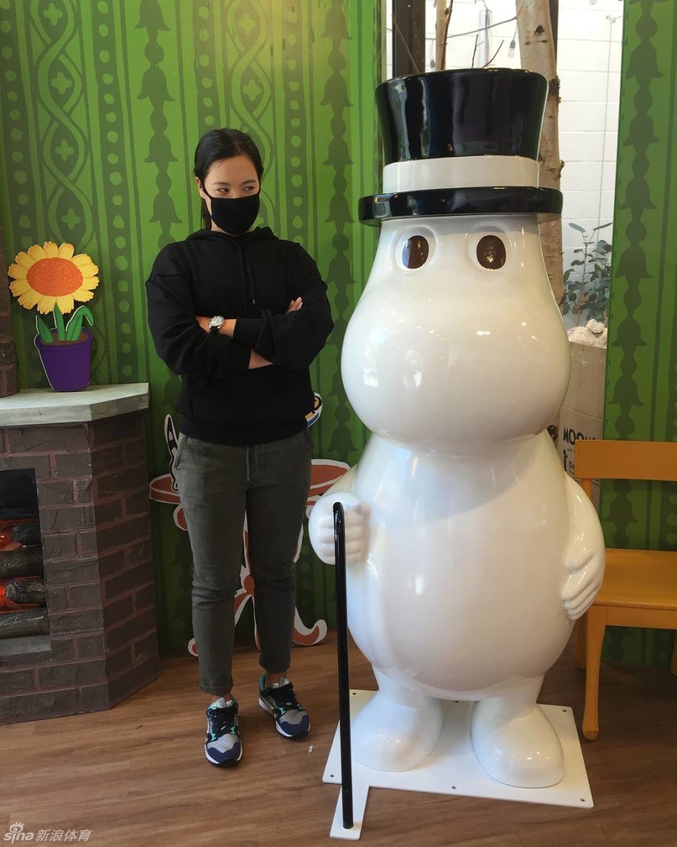 明星球手瑞奇-福勒与好友吉米-沃克尔在球场外轻松闲聊，气氛愉快，展现了巡回赛球员之间深厚的同侪情谊。