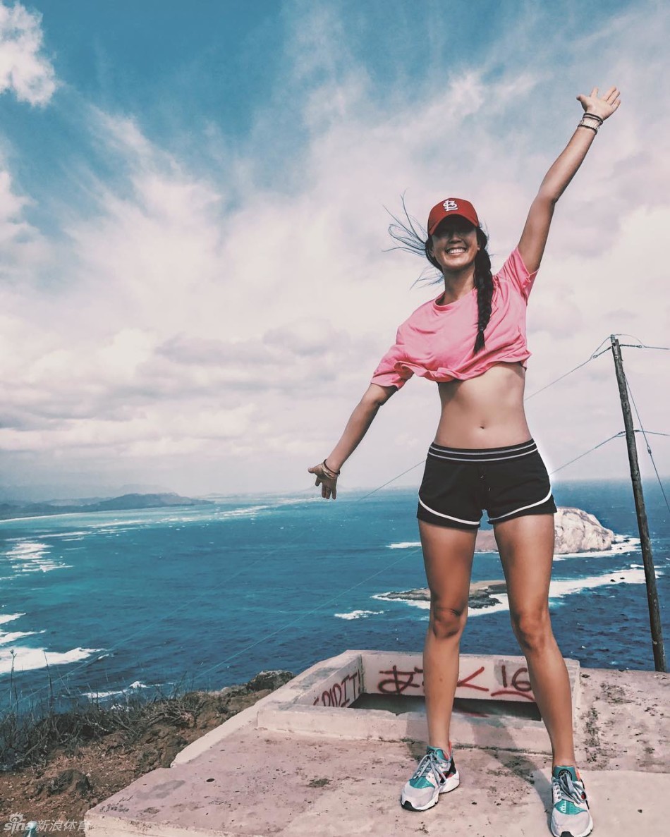 魏圣美在练习场挥杆瞬间，笑容灿烂活力十足，尽显新一代高尔夫女将的自信与风采。