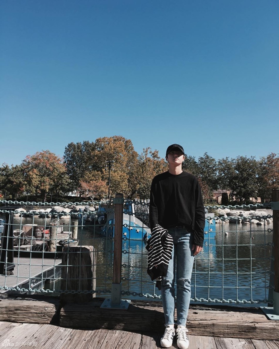 韩国实力新星“小飞象”田仁智在训练中展现标志性甜美笑容，亲和力十足，与赛场上冷静专注的她判若两人。