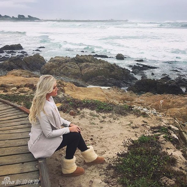 美女球手宝拉-克里默与伴侣亲密相依，在镜头前大方展露幸福笑容，画面温馨充满爱意。