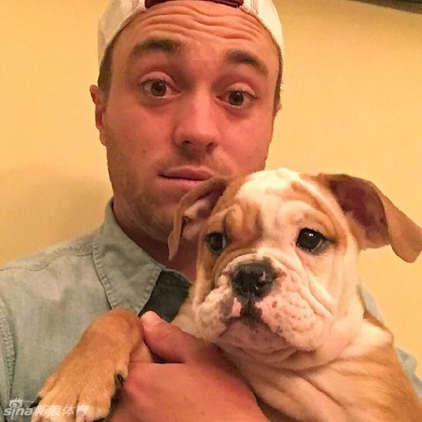 高球巨星巴巴-沃森整装待发，面带标志性笑容准备启程前往阳光明媚的巴哈马，开始一段惬意的旅程。